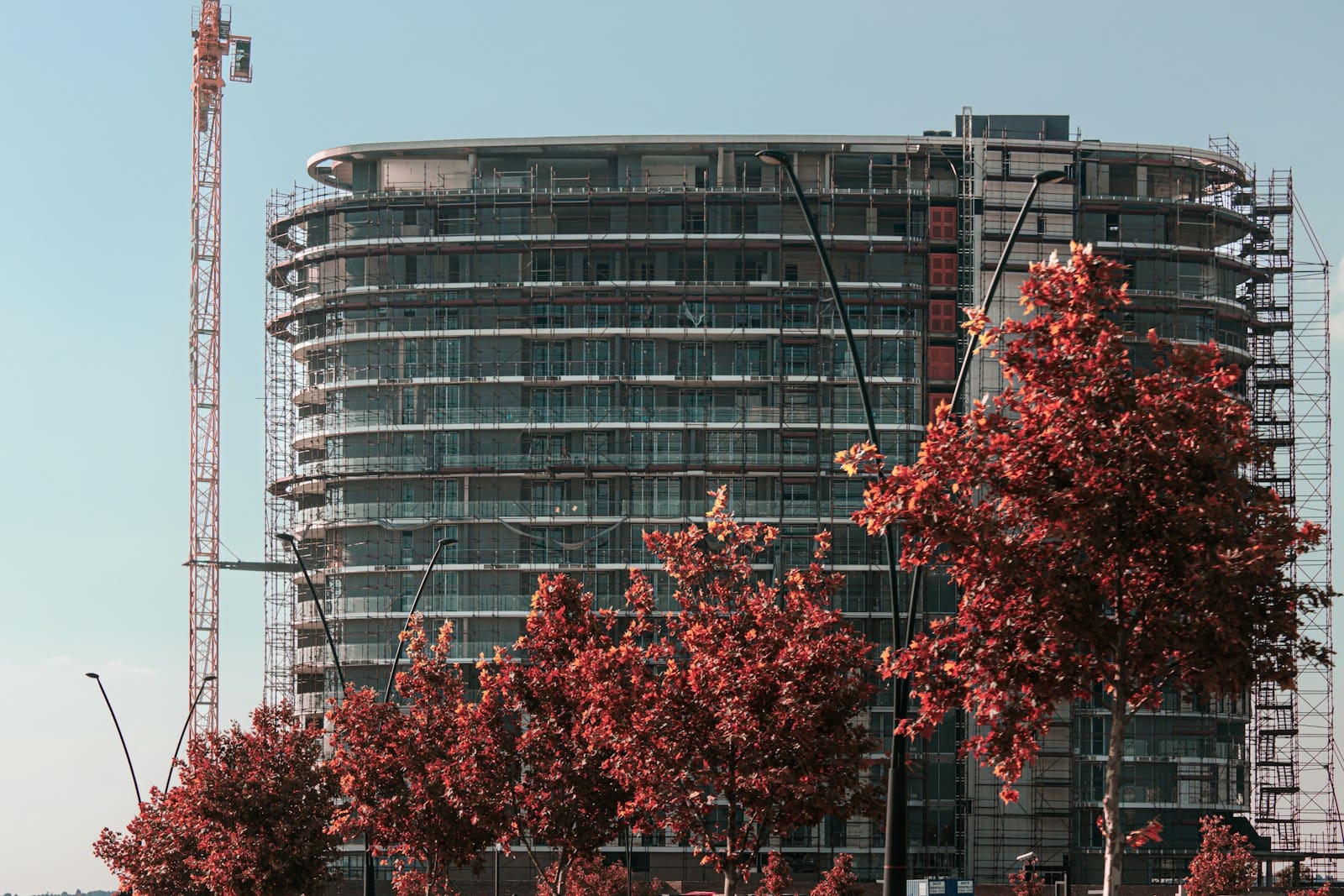 Tall building with a crane in the background. EOT, EOTs, Extension of Time, Extensions of Time, Extension of Time Claims